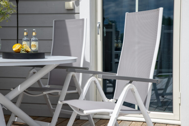 Albany – Chaise réglable – Gris, Blanc – 67 x 110 x 59 cm