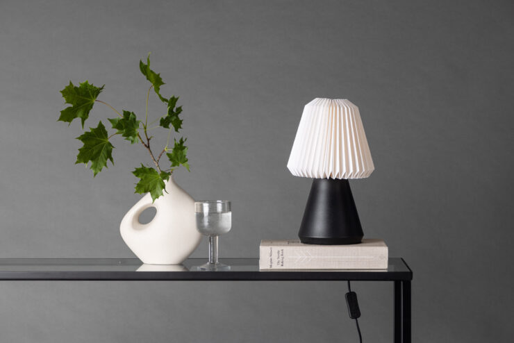 Fjällen – Lampe à poser – Noir, Blanc – ⌀20 cm
