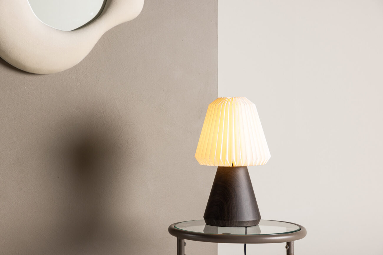 Fjällen – Lampe à poser – Noyer, Blanc – ⌀20 cm