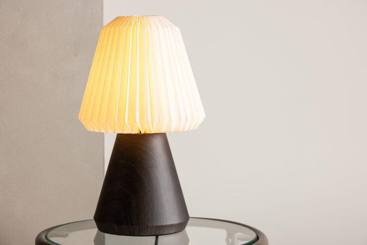 Fjällen – Lampe à poser – Noyer, Blanc – ⌀20 cm