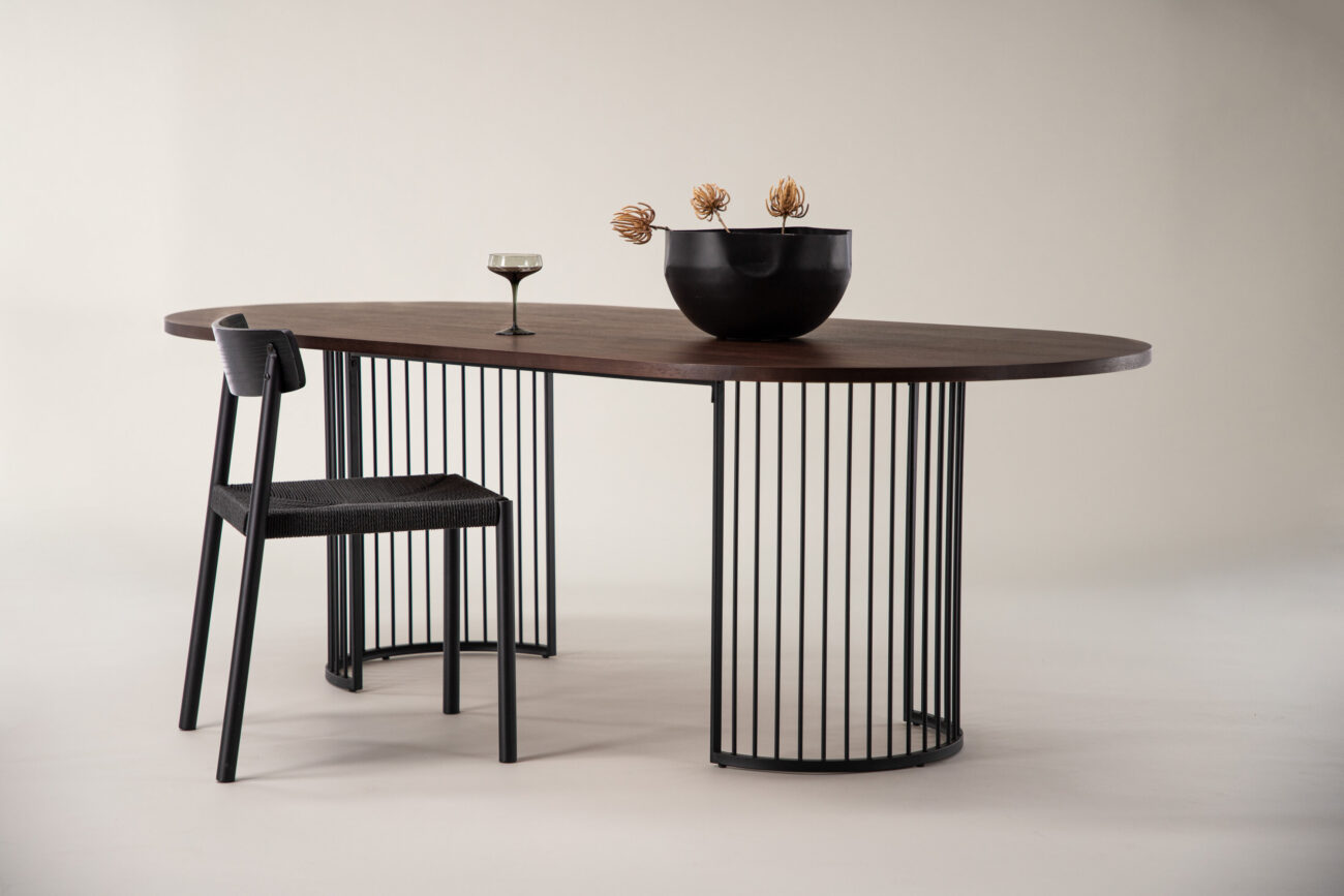 Hamneskär – Table à manger ovale – Noir, Noyer, Noyer foncé – 220 x 110 cm