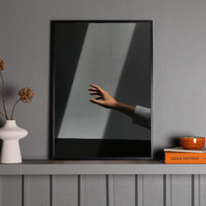 Reaching Hand – Décoration murale – Gris – 100 x 70 cm