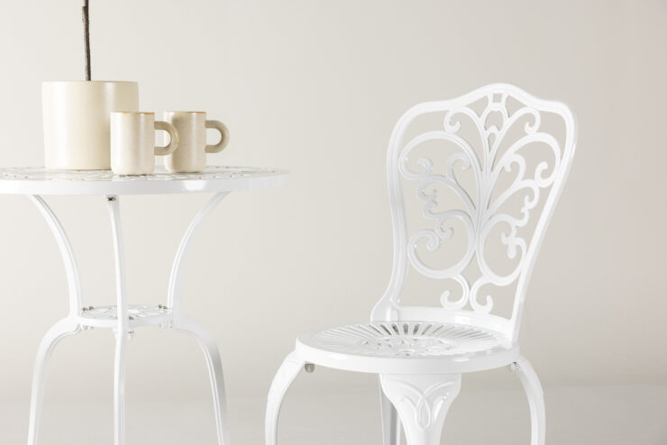 Nandin – Set café – Blanc – Table : 60 x 73 Chaise : 50 x 42 x 88 cm