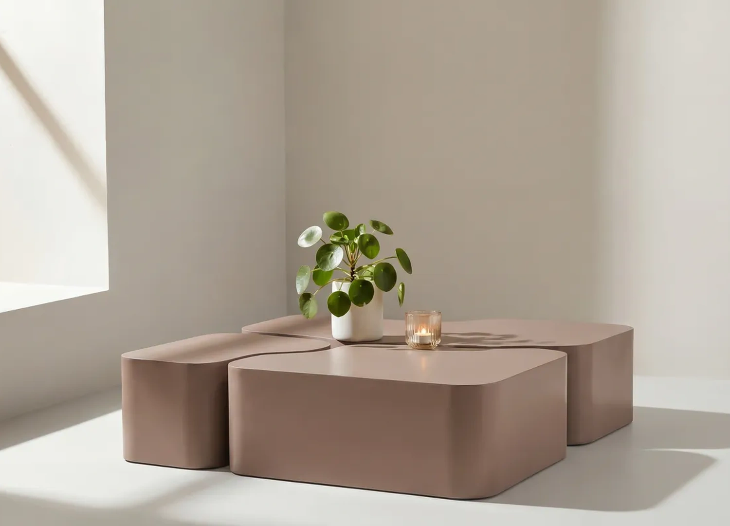 Ensemble de tables basses organiques taupe dans un intérieur lumineux et moderne