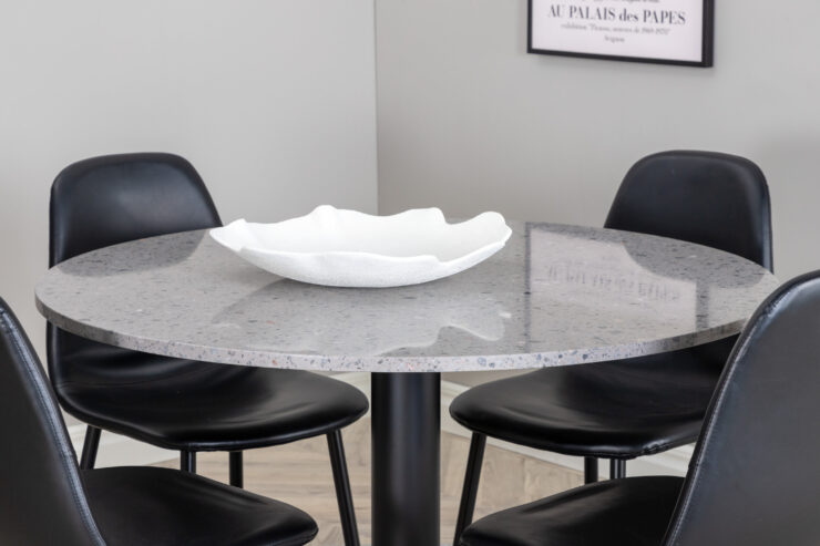 Razzia, Polar – Ensemble repas rond – Gris – Table : ⌀106 Chaise : 43 x 85,3 x 43,5 cm