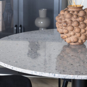 Razzia, Velvet – Ensemble repas rond – Gris – Table : ⌀106 Chaise : 57 x 76,5 x 50 cm