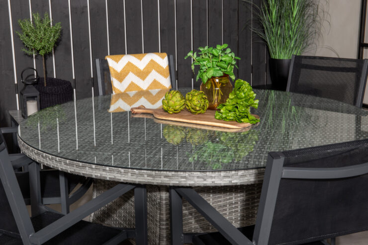 Volta, Copacabana – Ensemble repas – Gris – Table : ⌀150 Chaise : 60,5 x 88 x 56,5 cm