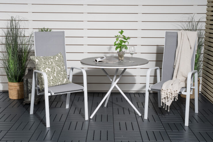 Parma, Copacabana – Ensemble repas – Blanc – Table : ⌀90 Chaise : 65 x 110 x 56,5 cm