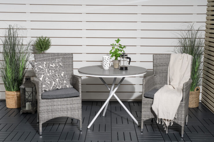 Parma, Malin – Ensemble repas – Blanc – Table : ⌀90 Chaise : 65 x 92 x 58 cm