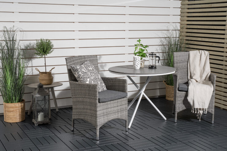 Parma, Malin – Ensemble repas – Blanc – Table : ⌀90 Chaise : 65 x 92 x 58 cm