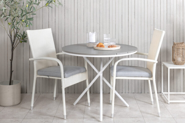 Parma, Anna – Ensemble repas – Gris – Table : ⌀90 Chaise : 62 x 96 x 55 cm
