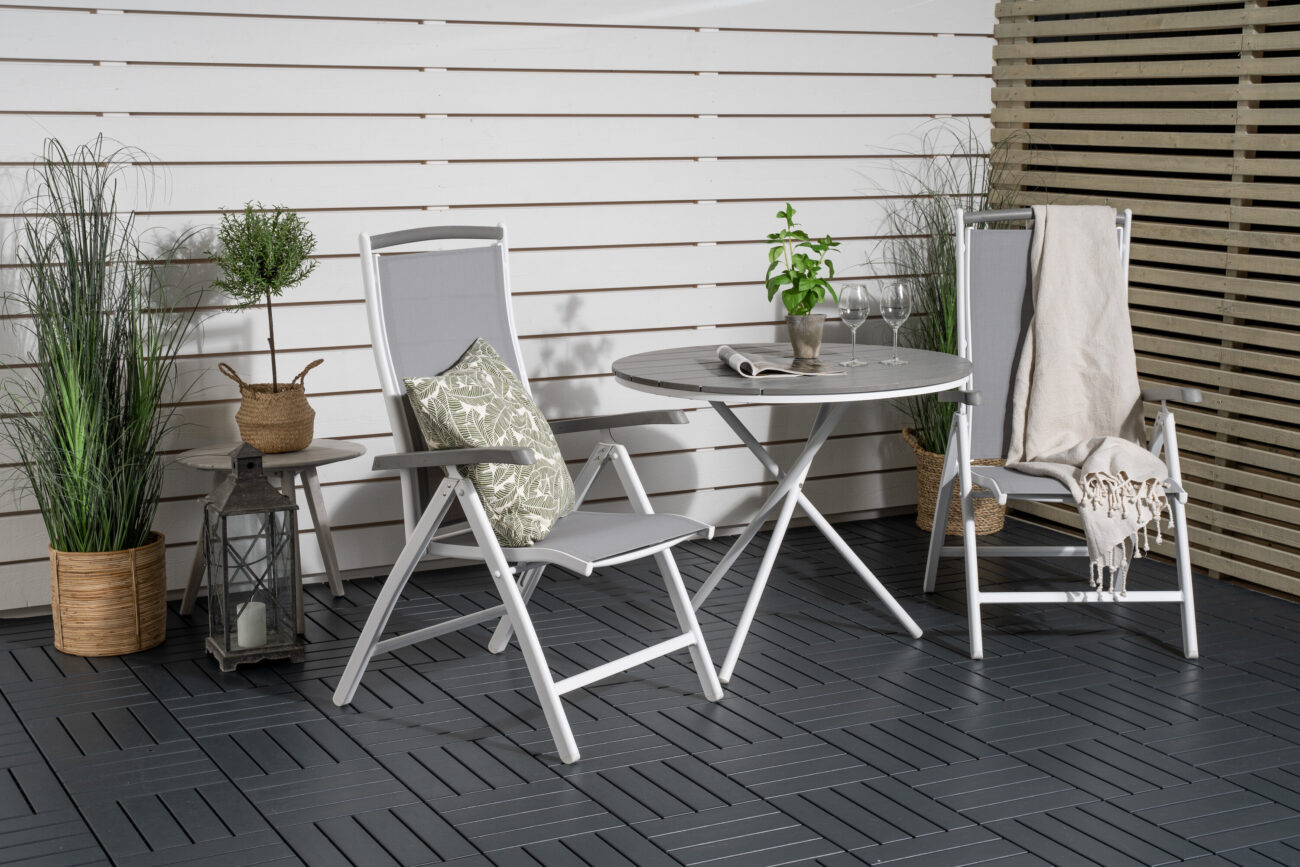 Parma, Albany – Ensemble repas – Blanc – Table : ⌀90 Chaise : 73 x 108 x 59 cm