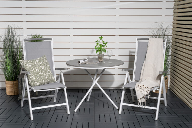 Parma, Albany – Ensemble repas – Blanc – Table : ⌀90 Chaise : 73 x 108 x 59 cm