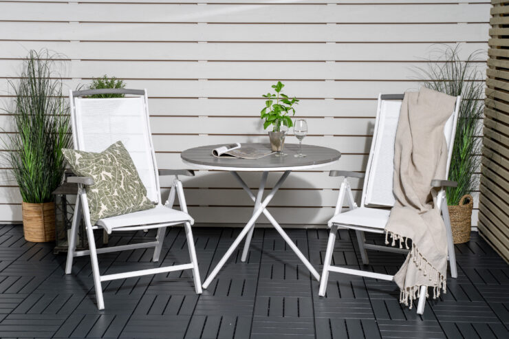Parma, Albany – Ensemble repas – Blanc – Table : ⌀90 Chaise : 73 x 110 x 59 cm