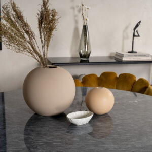 Estelle, Limhamn – Ensemble repas rond – Gris foncé – Table : ⌀106 Chaise : 54 x 76,56 x 61 cm