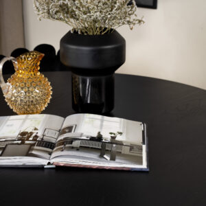 Dipp, Limhamn – Ensemble repas rond – Noir – Table : ⌀115 Chaise : 54 x 82,5 x 44,5 cm