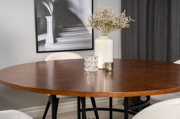 Copenhagen, Velvet – Ensemble repas rond – Marron – Table : ⌀140 Chaise : 57 x 76,5 x 50 cm