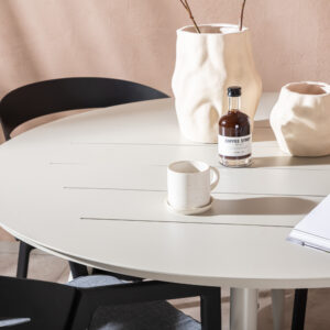Lina, Slit – Ensemble repas – Beige – Table : ⌀120 Chaise : 62 x 76 x 59 cm