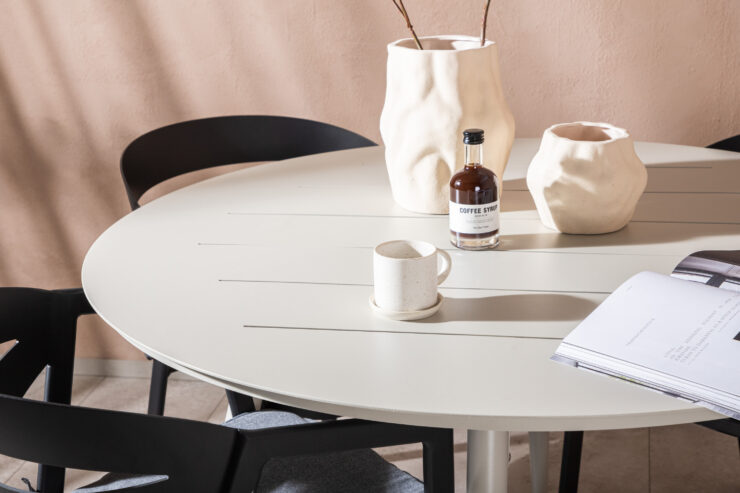Lina, Slit – Ensemble repas – Beige – Table : ⌀120 Chaise : 62 x 76 x 59 cm