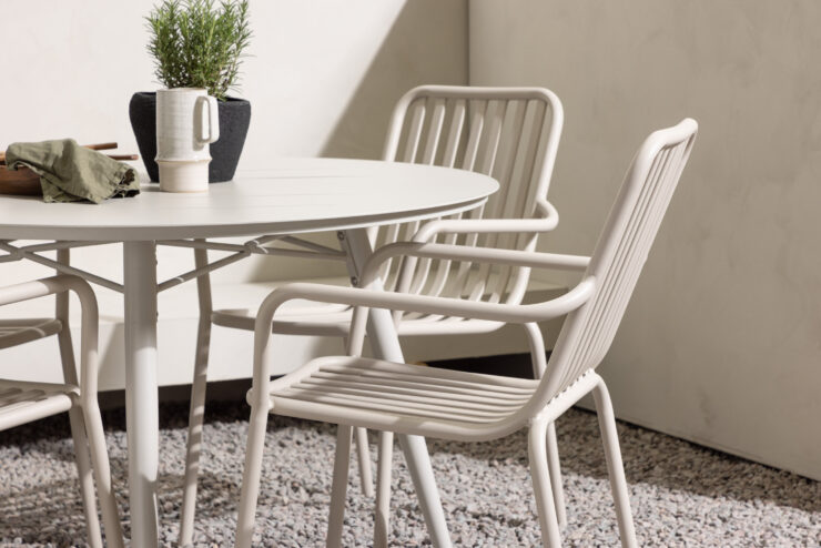 Lina, Peking – Ensemble repas – Table : ⌀120 Chaise : 64 x 85 x 57 cm