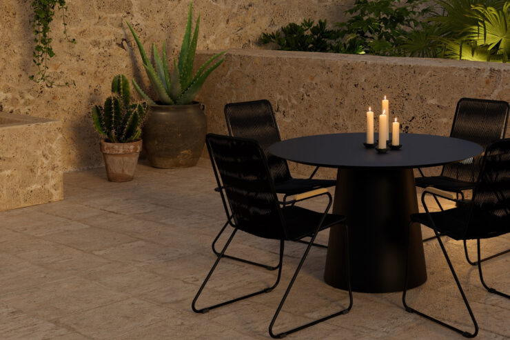 Lanzo, Bois – Ensemble repas – Noir – Table : ⌀120cm, Chaise : 63 x 93 x 60 cm