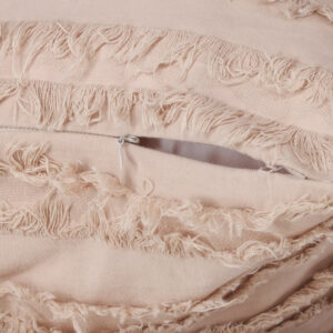 Edith housse de coussin beige 60 x 60 cm sur fond clair