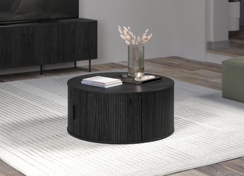 Table basse ronde noire Ronin dans un salon contemporain