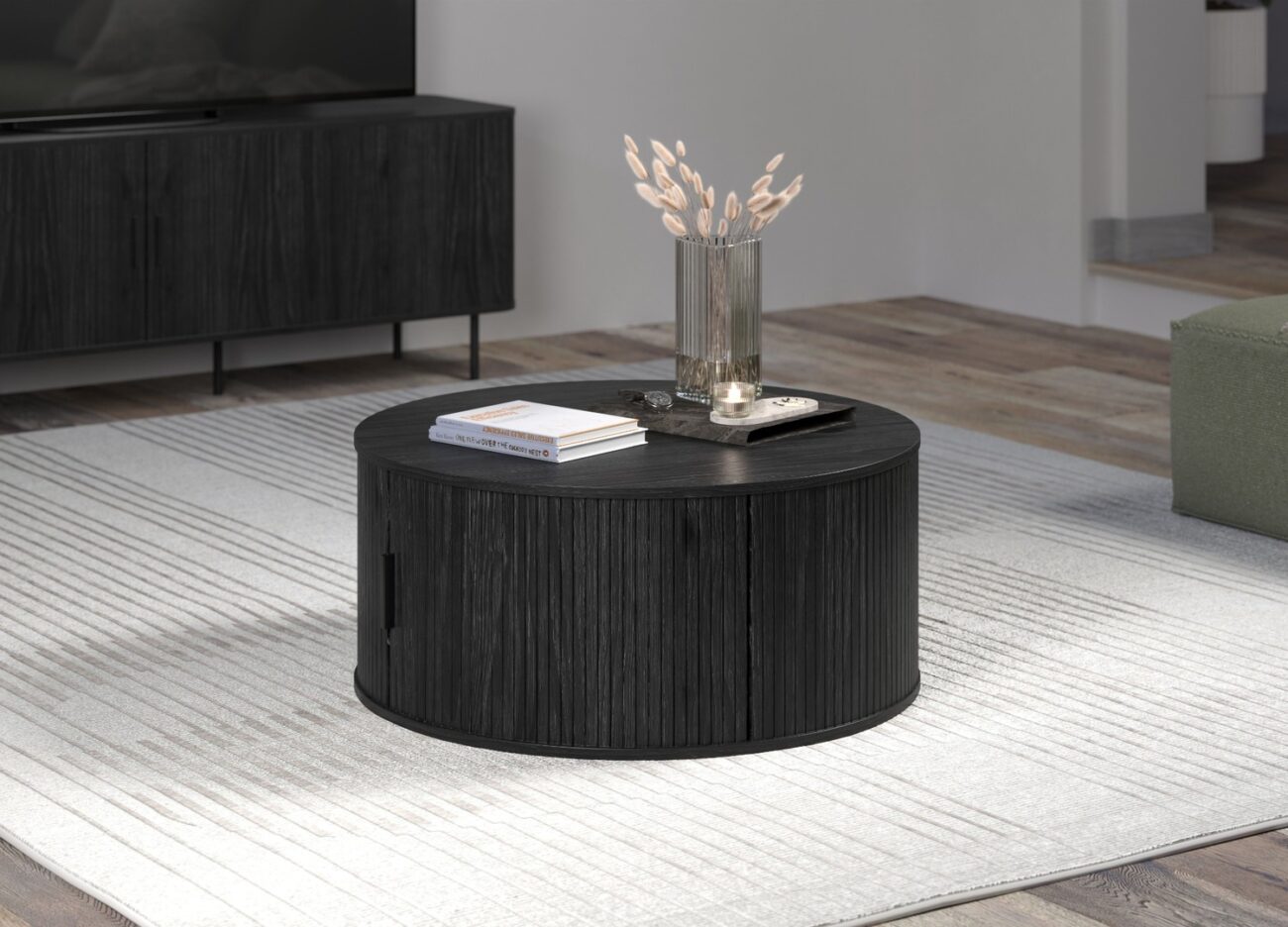 Table basse ronde noire Ronin dans un salon contemporain
