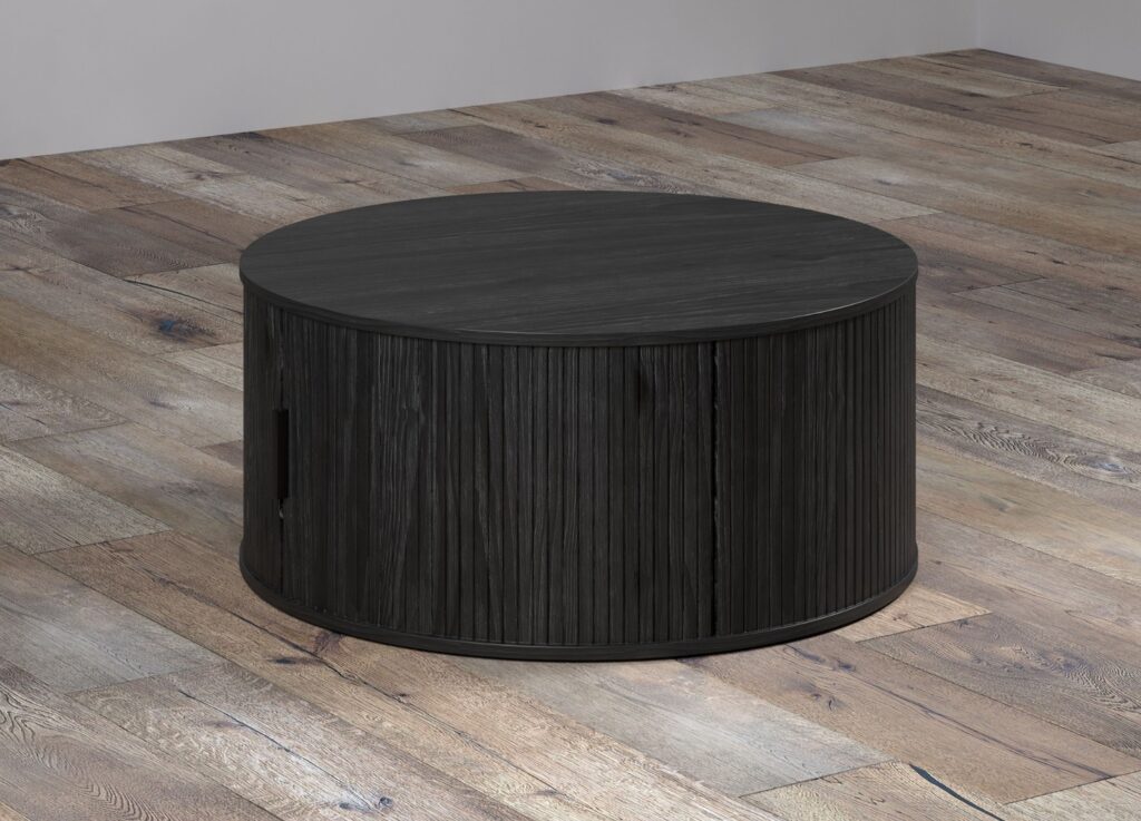 Table basse ronde noire Ronin posée sur parquet vue de trois quarts
