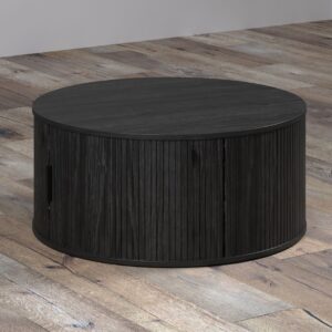 Table basse ronde noire Ronin posée sur parquet vue de trois quarts