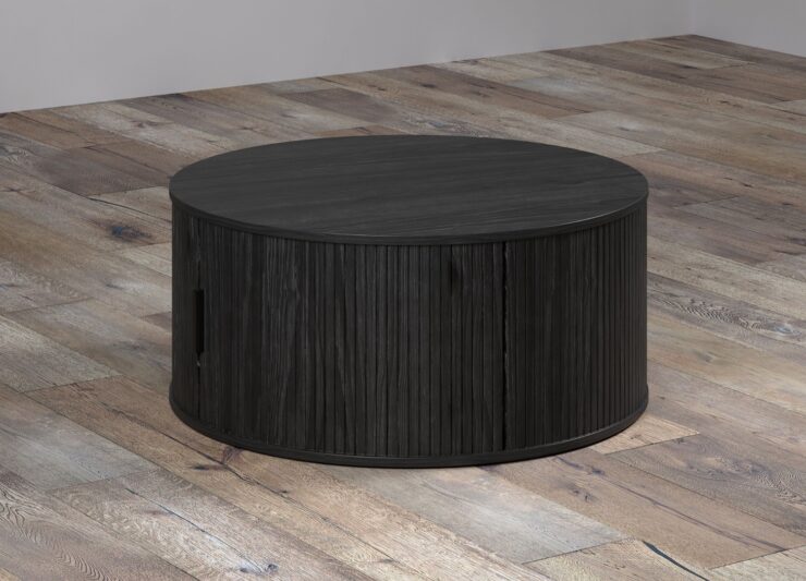 Table basse ronde noire Ronin posée sur parquet vue de trois quarts