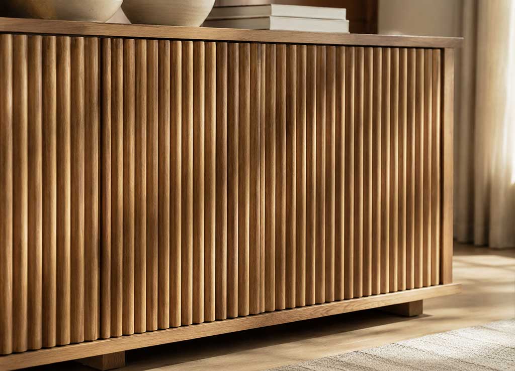 Détail de façades de meubles en bois rainuré, cannelé et sculpté