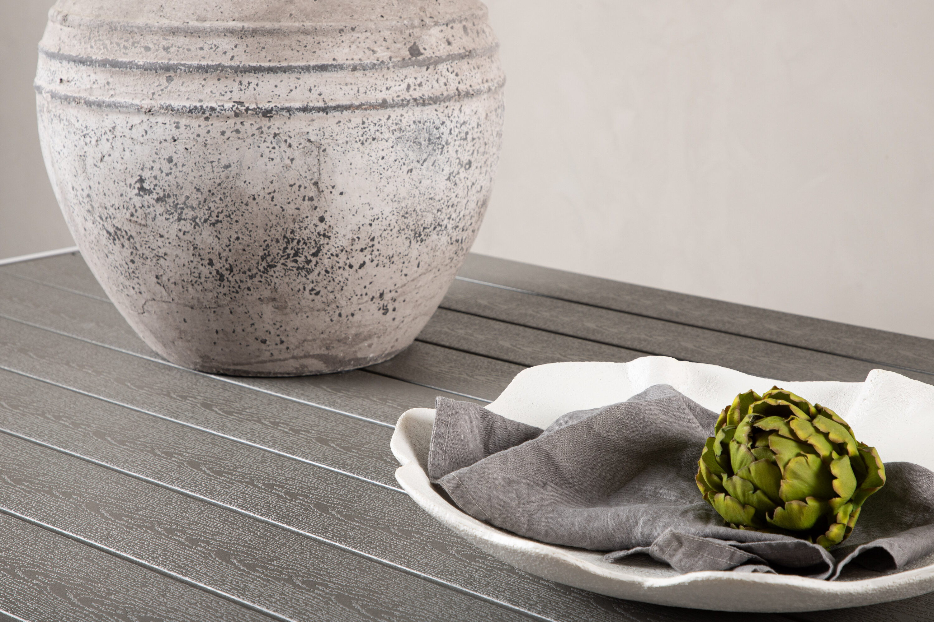 Break table à manger rectangulaire gris, blanc 150 x 90 cm en situation dans une pièce décorée