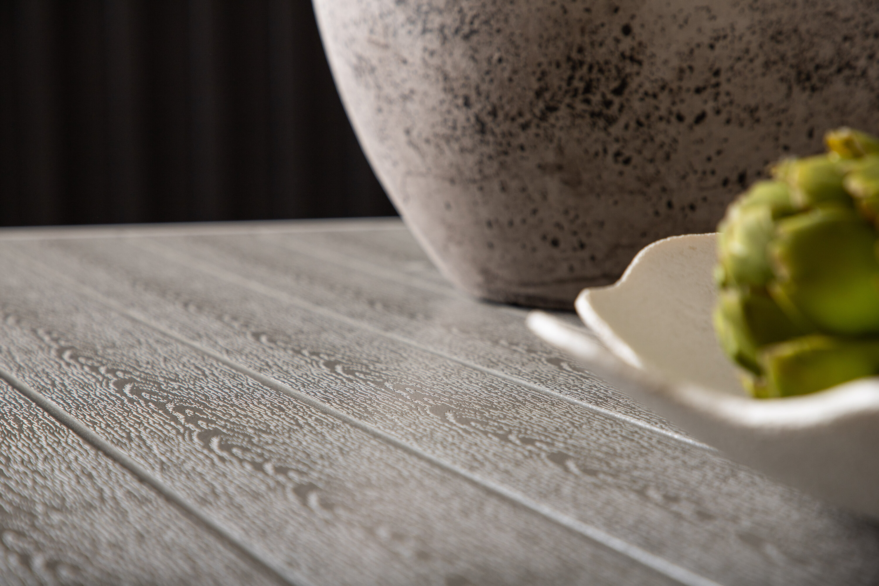 Break table à manger rectangulaire gris, blanc 150 x 90 cm en situation dans une pièce décorée