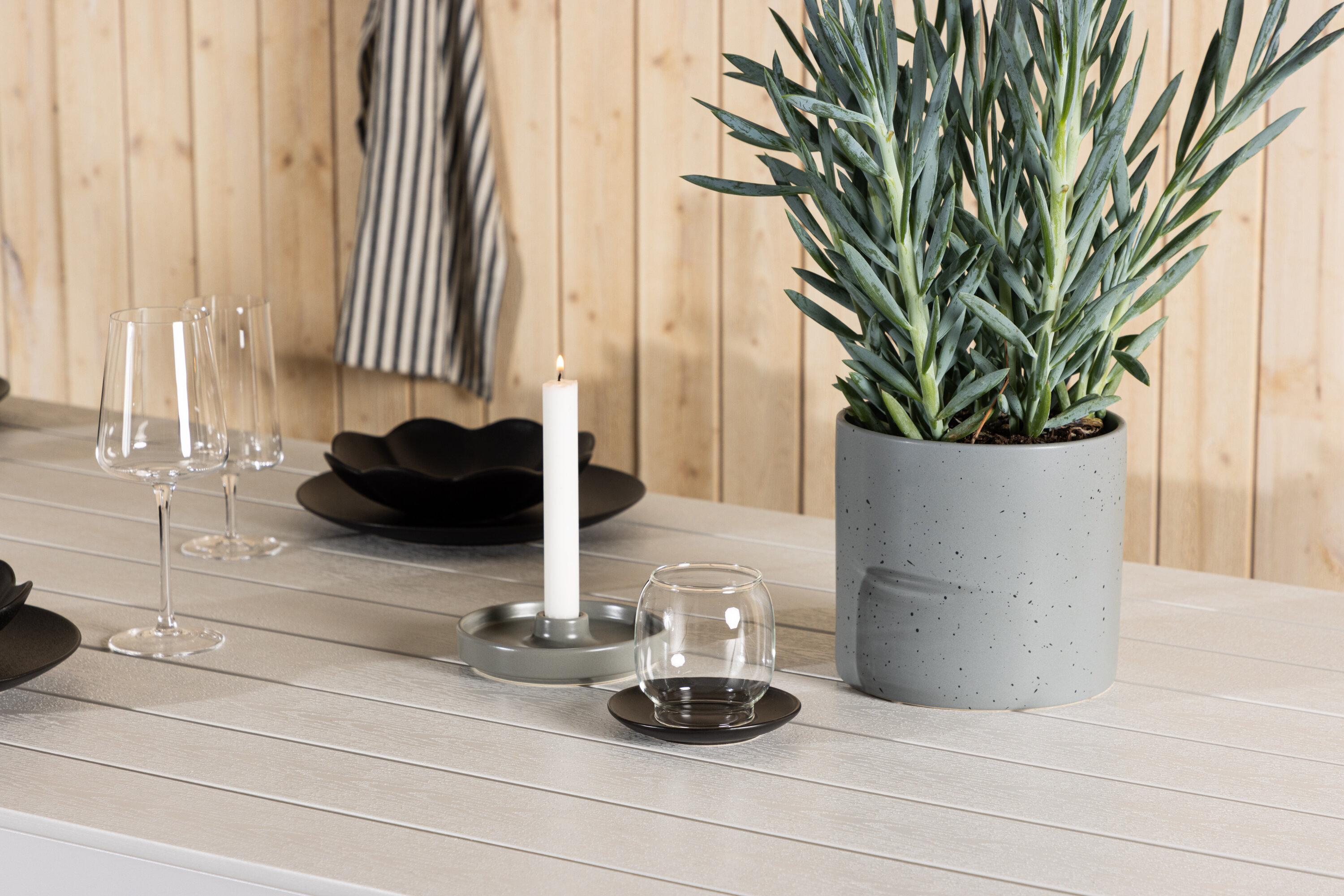 Break table à manger rectangulaire blanc 205 x 90 cm en situation dans une pièce décorée