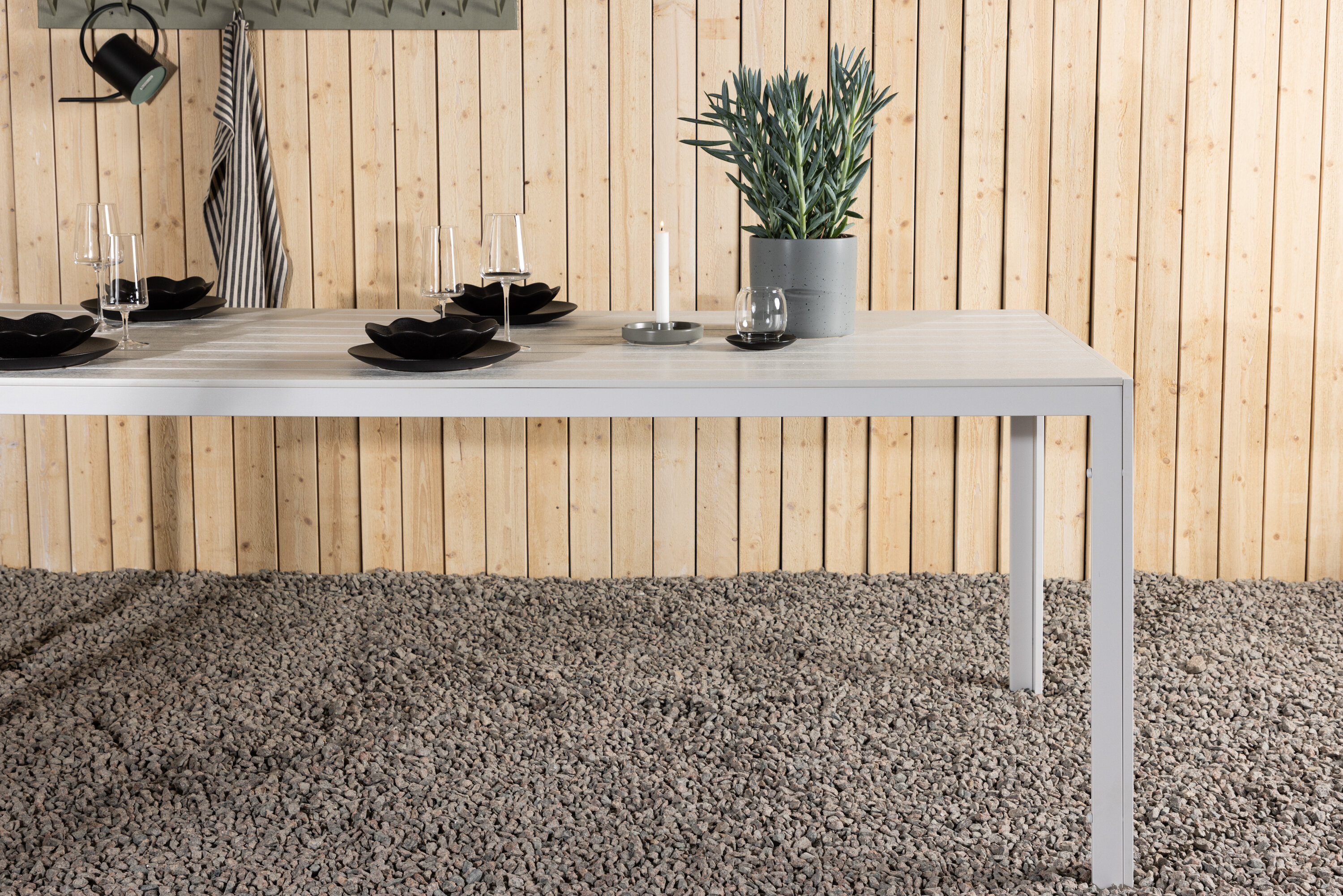 Break table à manger rectangulaire blanc 205 x 90 cm en situation dans une pièce décorée
