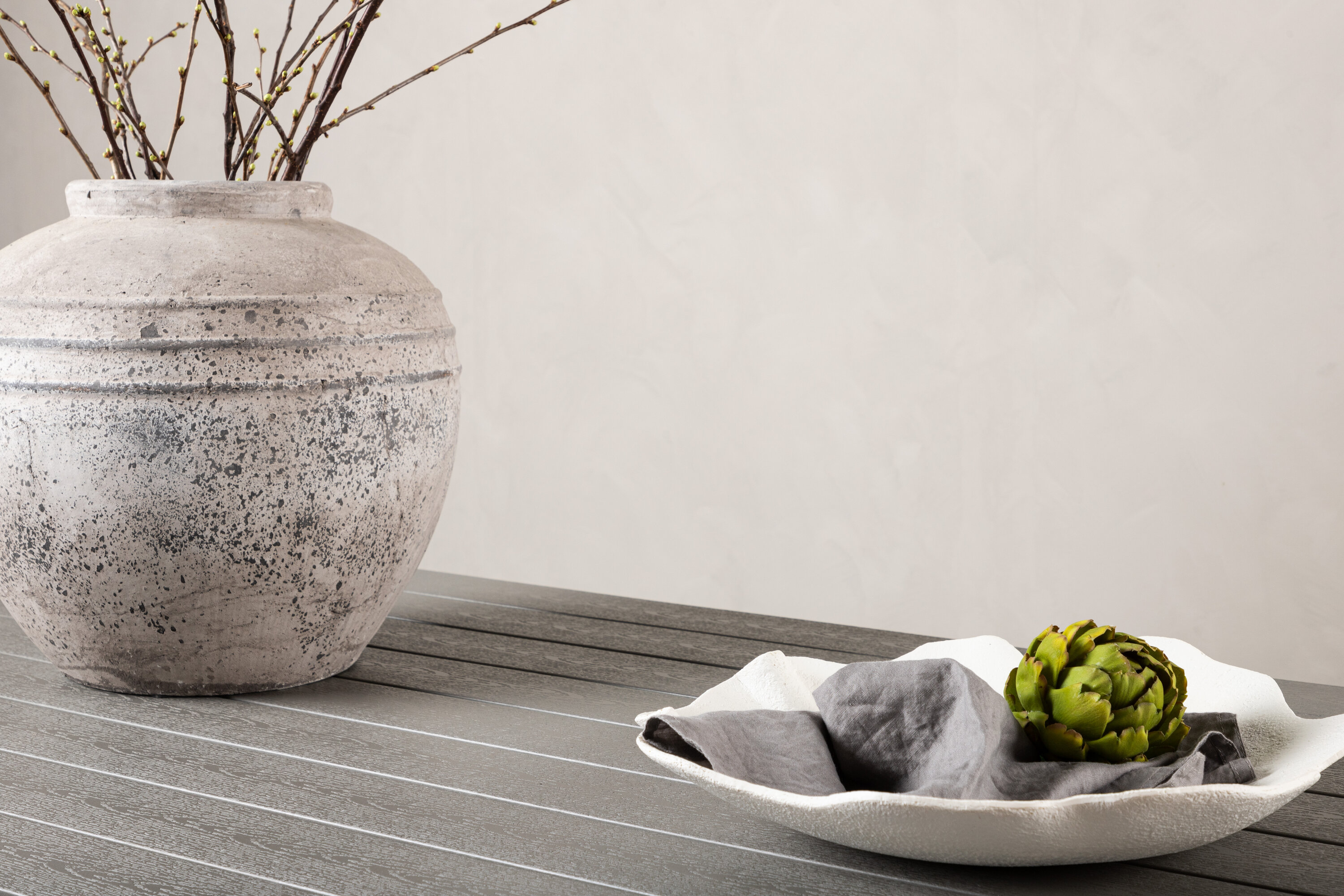 Break table à manger rectangulaire gris, blanc 205 x 90 cm en situation dans une pièce décorée