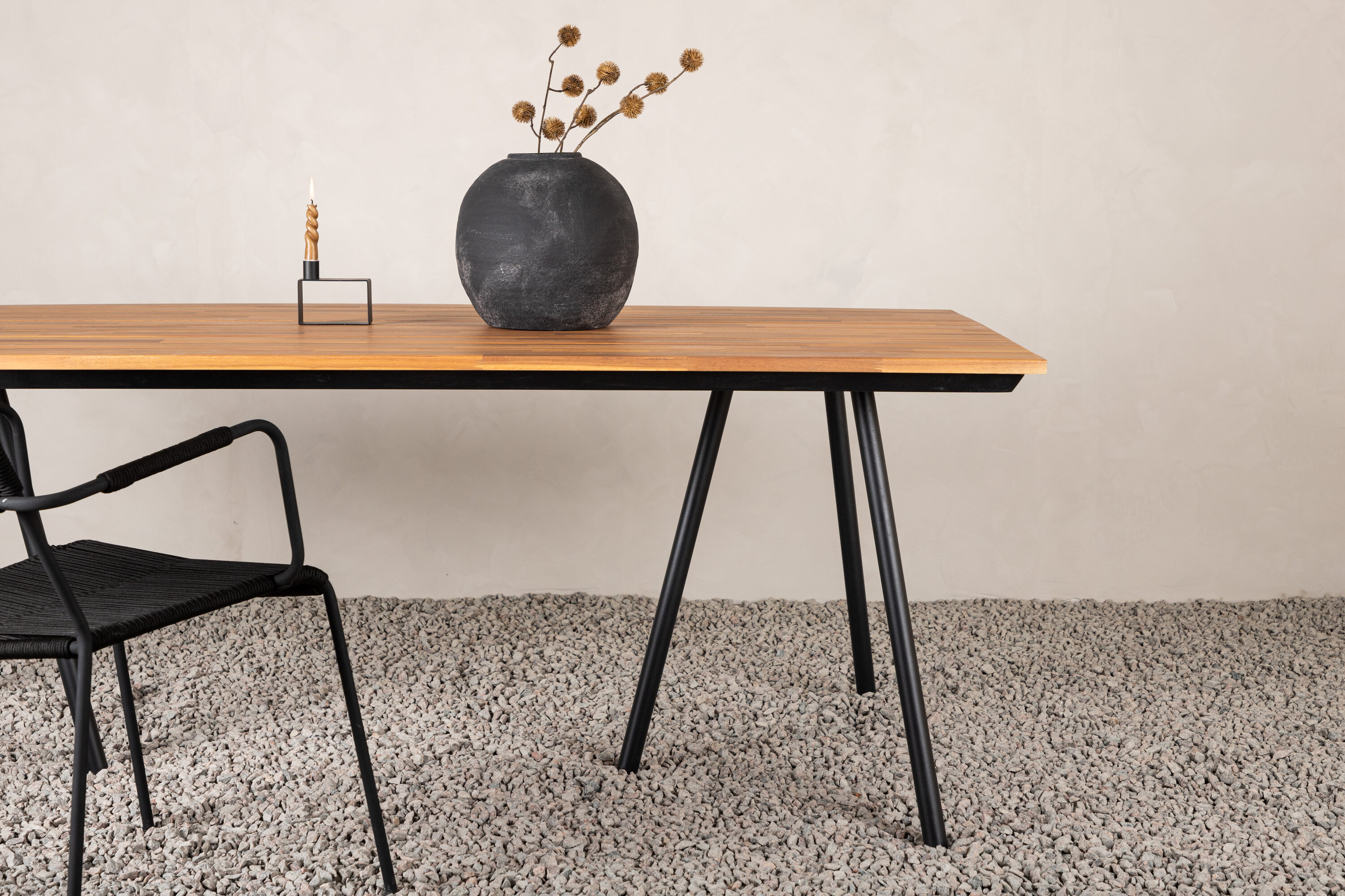 Chan table à manger rectangulaire noir, naturel 200 x 100 cm en situation dans une pièce décorée