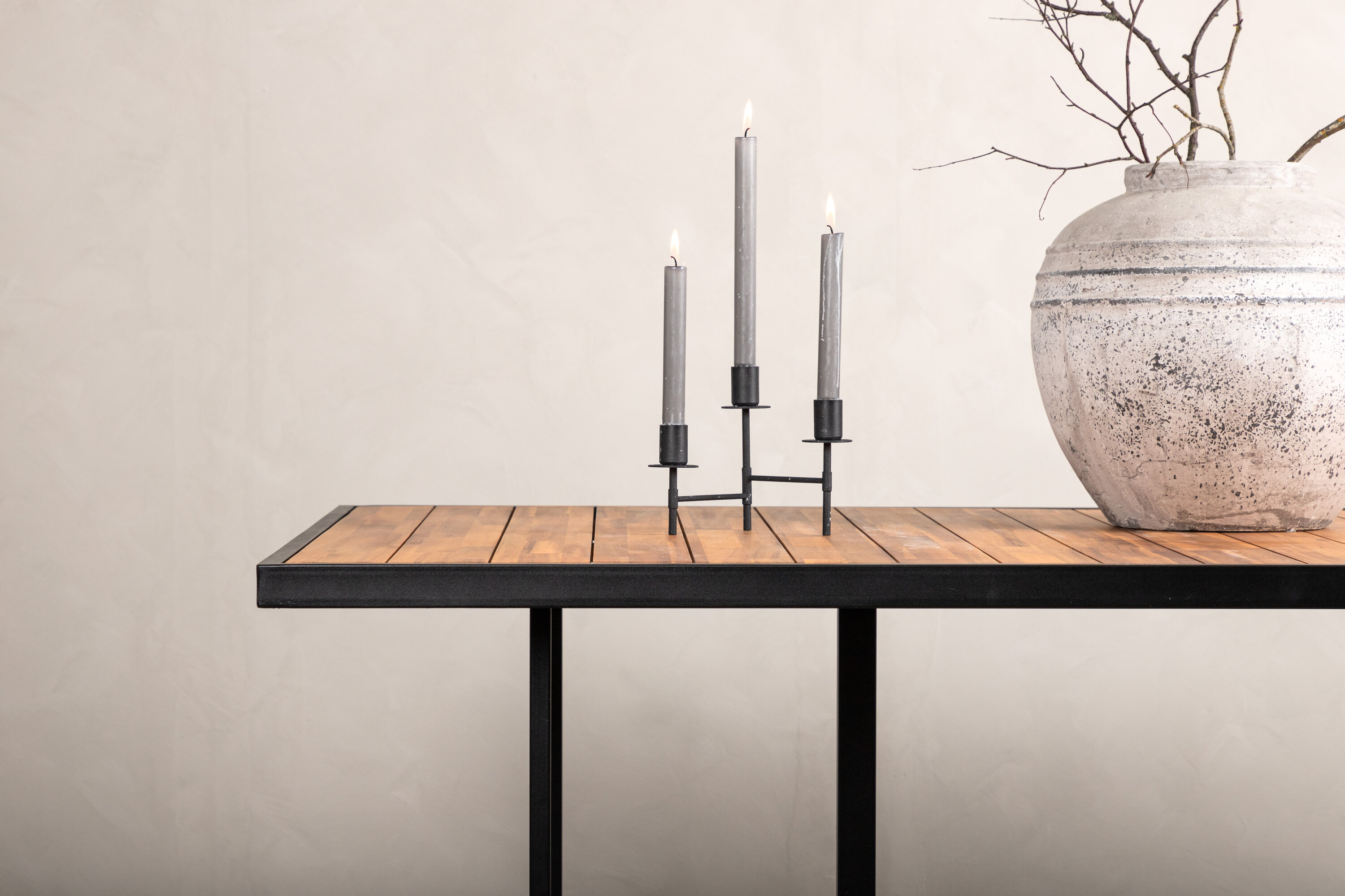 Khung table à manger rectangulaire noir, naturel 200 x 100 cm en situation dans une pièce décorée