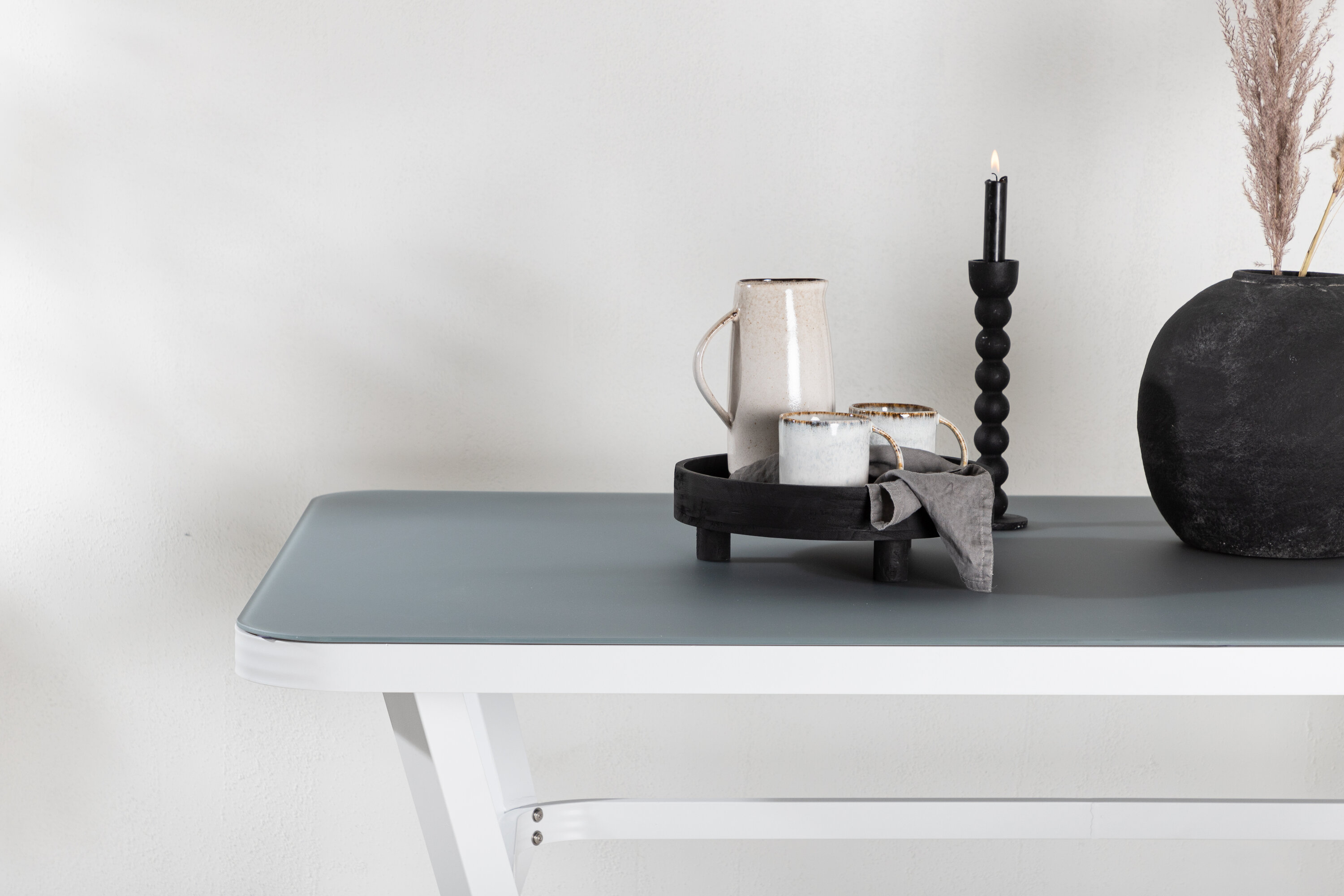 Virya table à manger rectangulaire gris, blanc 160 x 90 cm en situation dans une pièce décorée