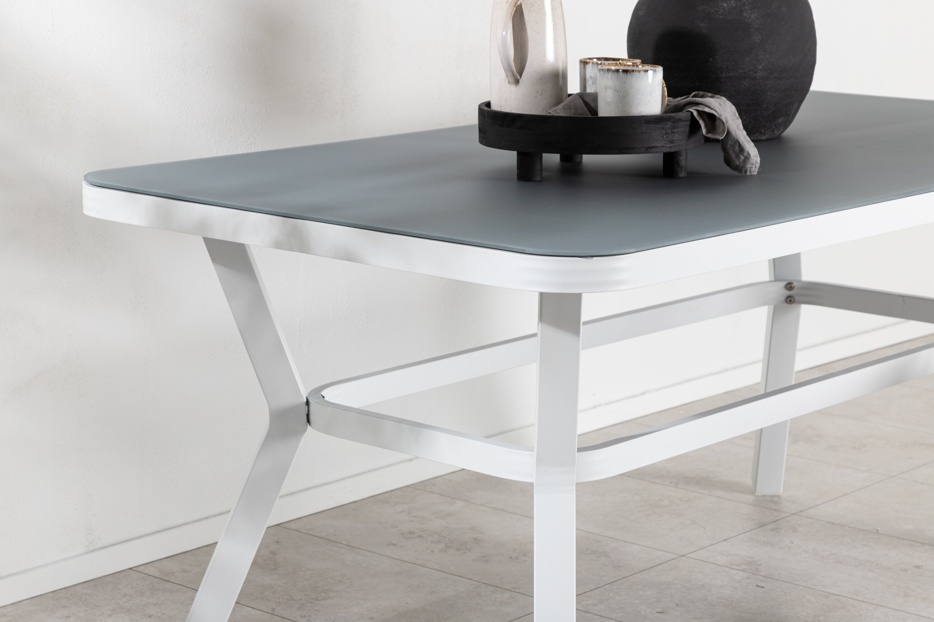 Virya table à manger rectangulaire gris, blanc 160 x 90 cm en situation dans une pièce décorée