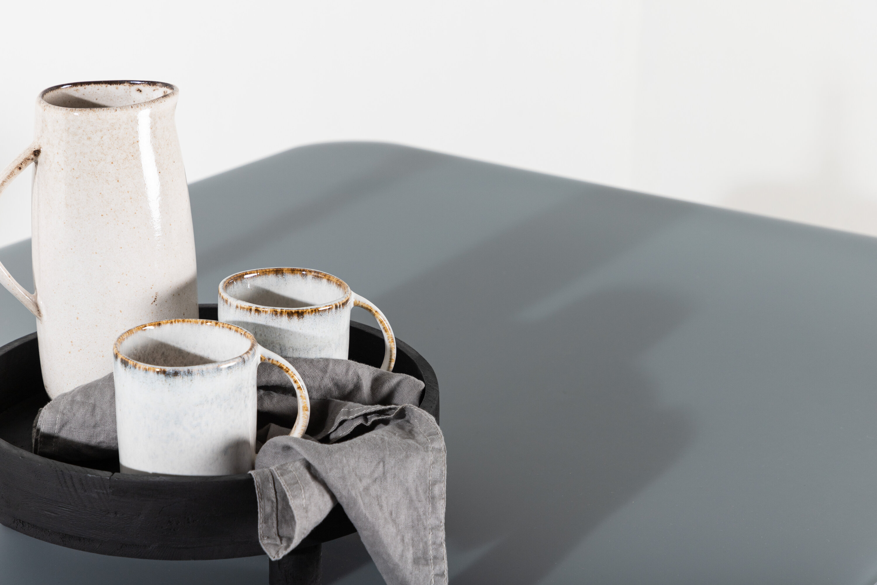 Virya table à manger rectangulaire gris, blanc 160 x 90 cm en situation dans une pièce décorée