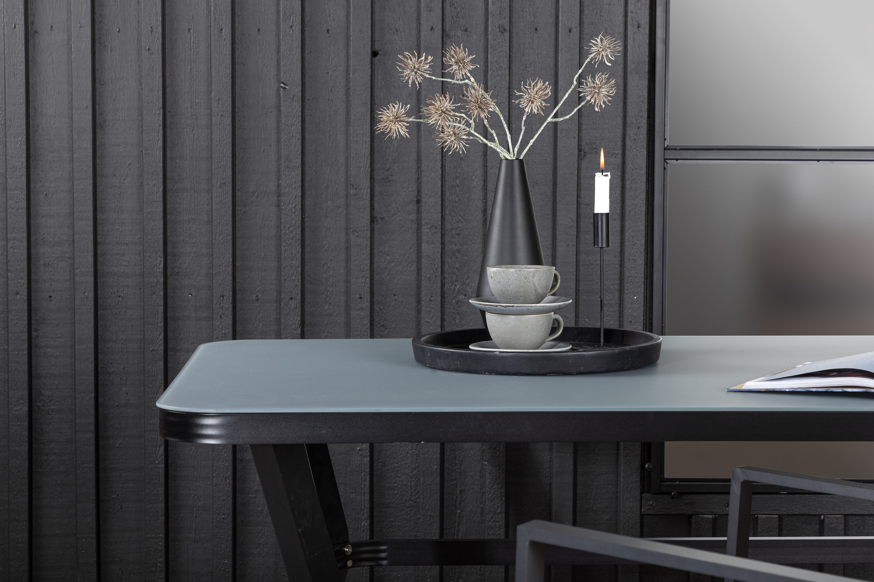 Virya table à manger rectangulaire noir, gris 160 x 90 cm en situation dans une pièce décorée