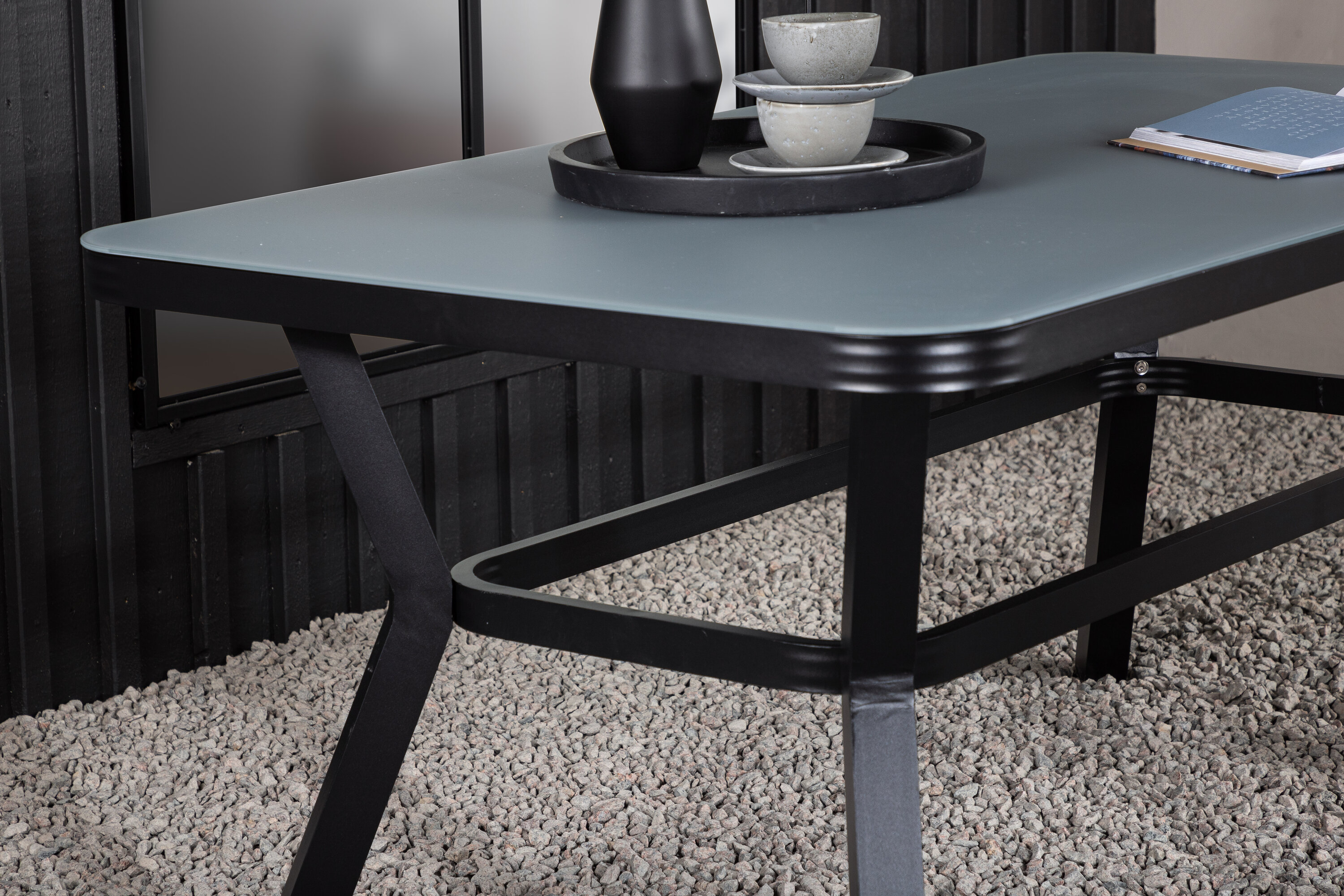 Virya table à manger rectangulaire noir, gris 160 x 90 cm en situation dans une pièce décorée