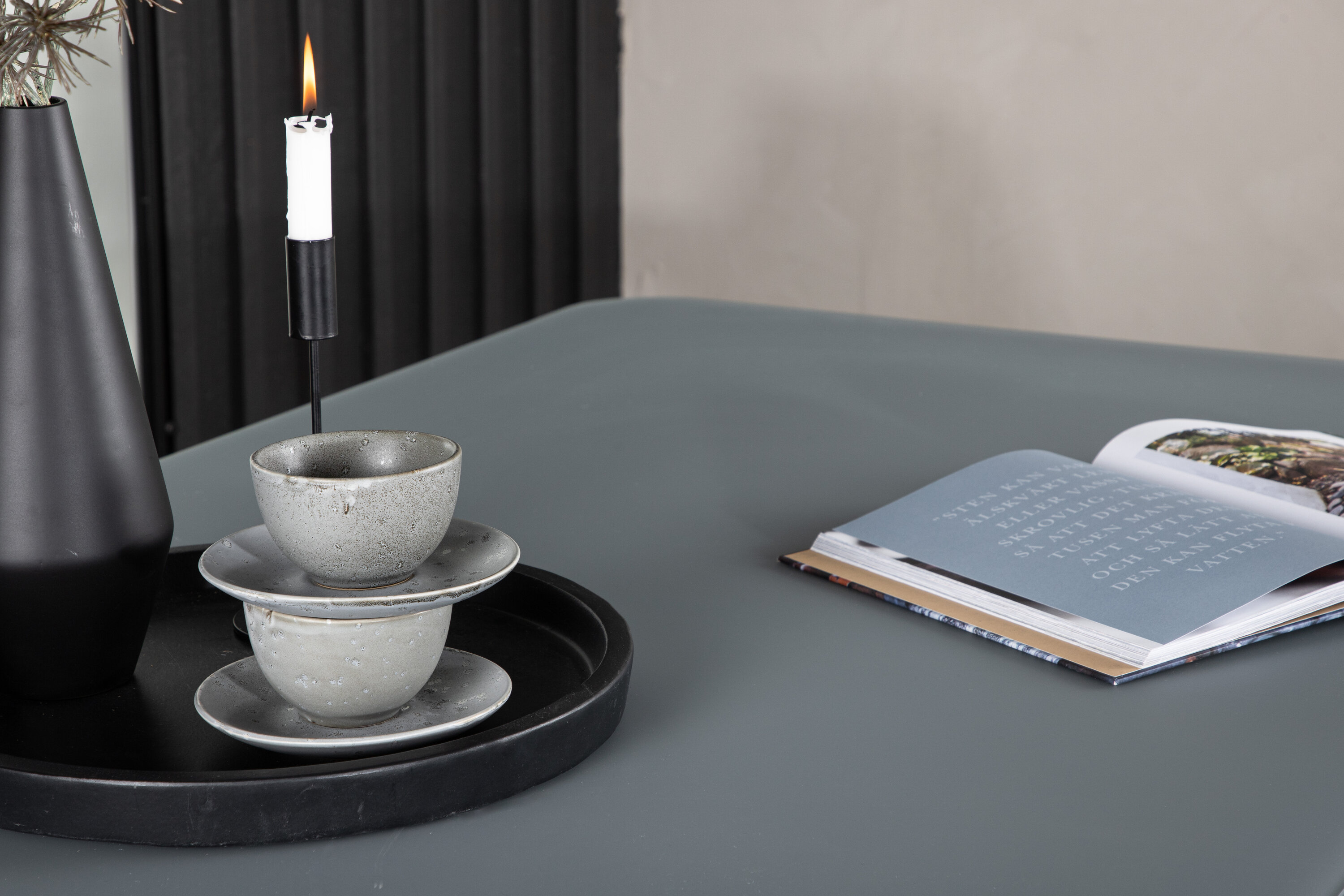 Virya table à manger rectangulaire noir, gris 160 x 90 cm en situation dans une pièce décorée