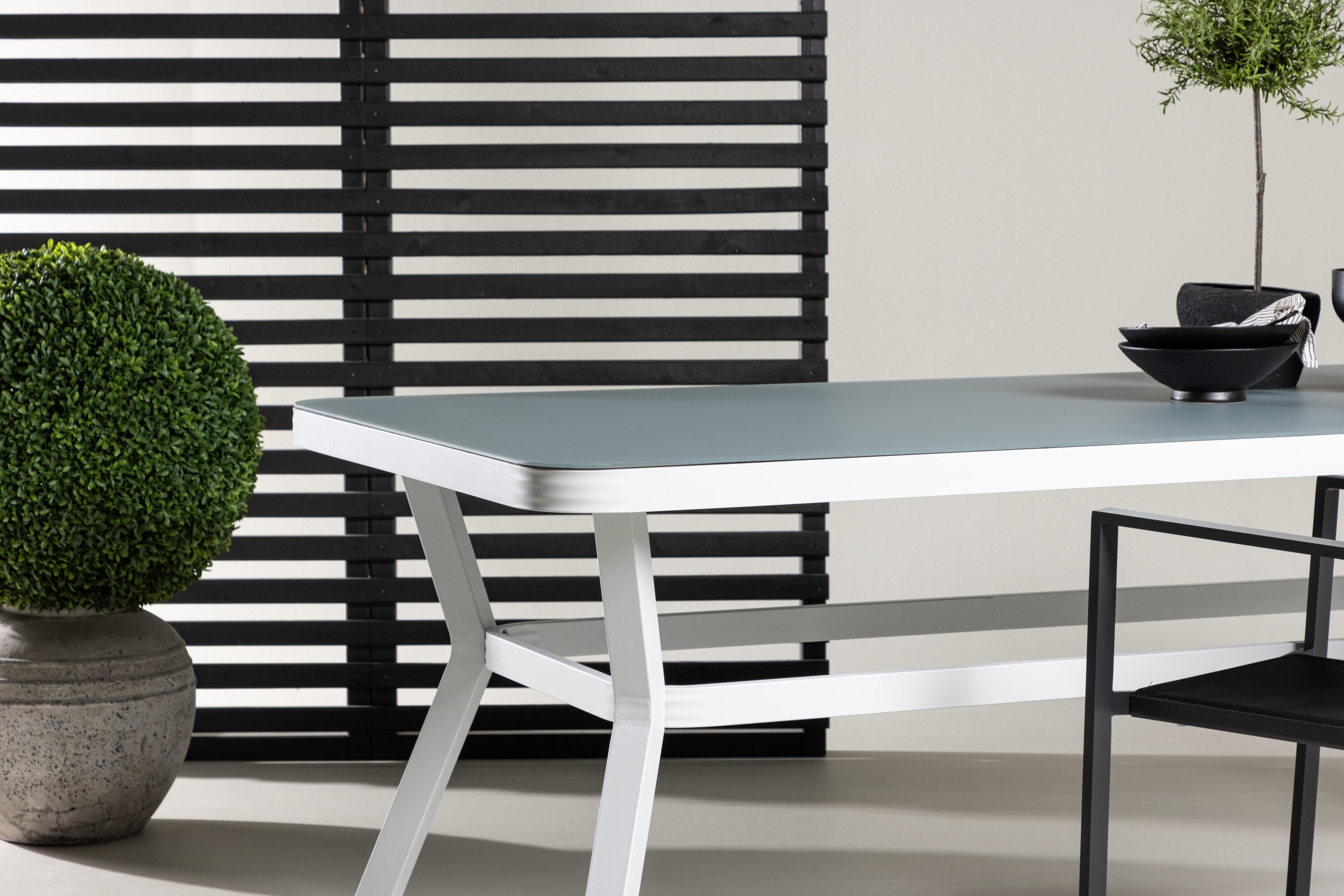 Virya table à manger rectangulaire blanc, transparent 200 x 100 cm en situation dans une pièce décorée