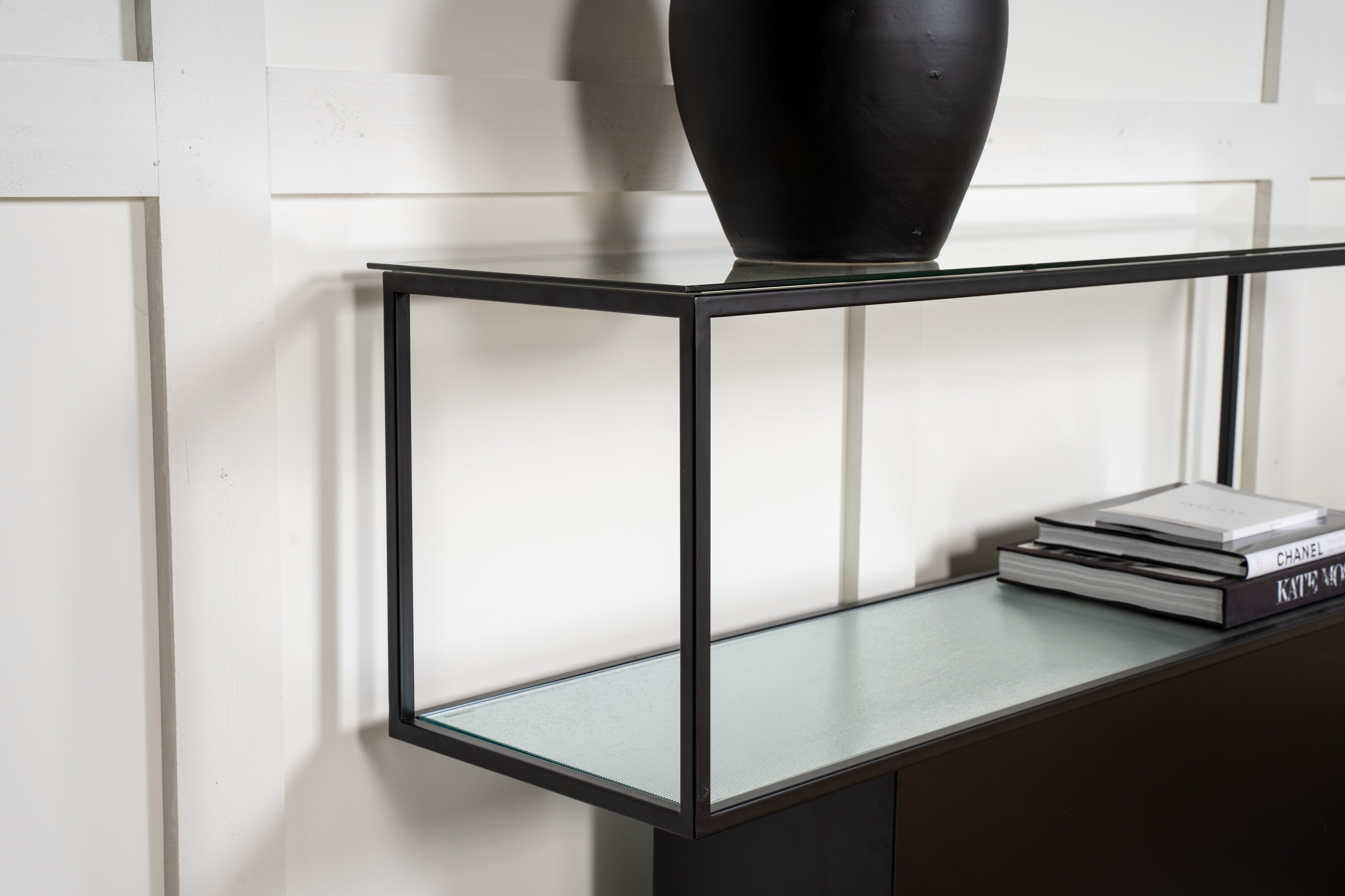 Détail du table d'appoint Maglehem noir, transparent 130 x 35 cm