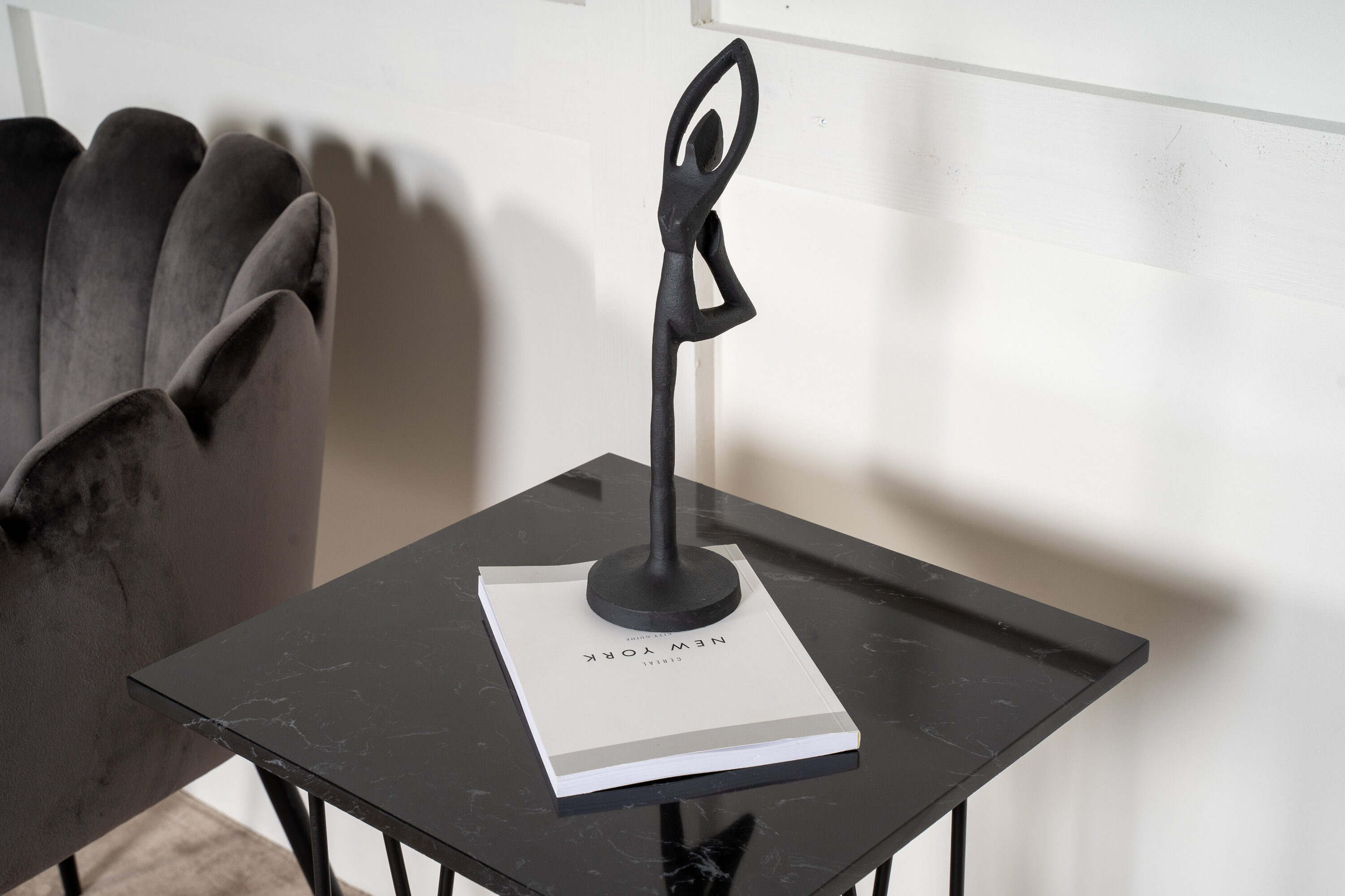 Détail du table d'appoint Stone noir 40 x 40 cm