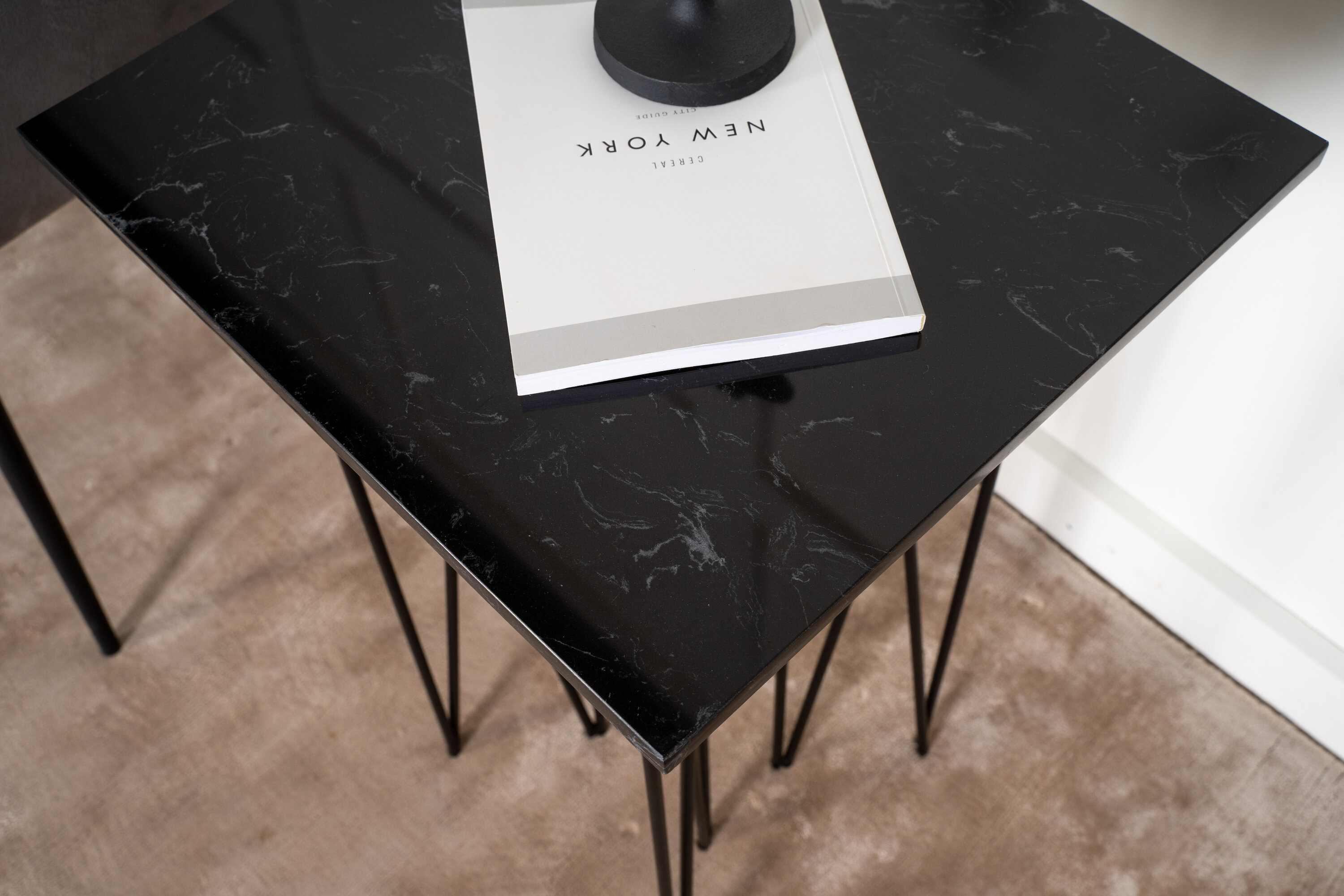 Détail du table d'appoint Stone noir 40 x 40 cm