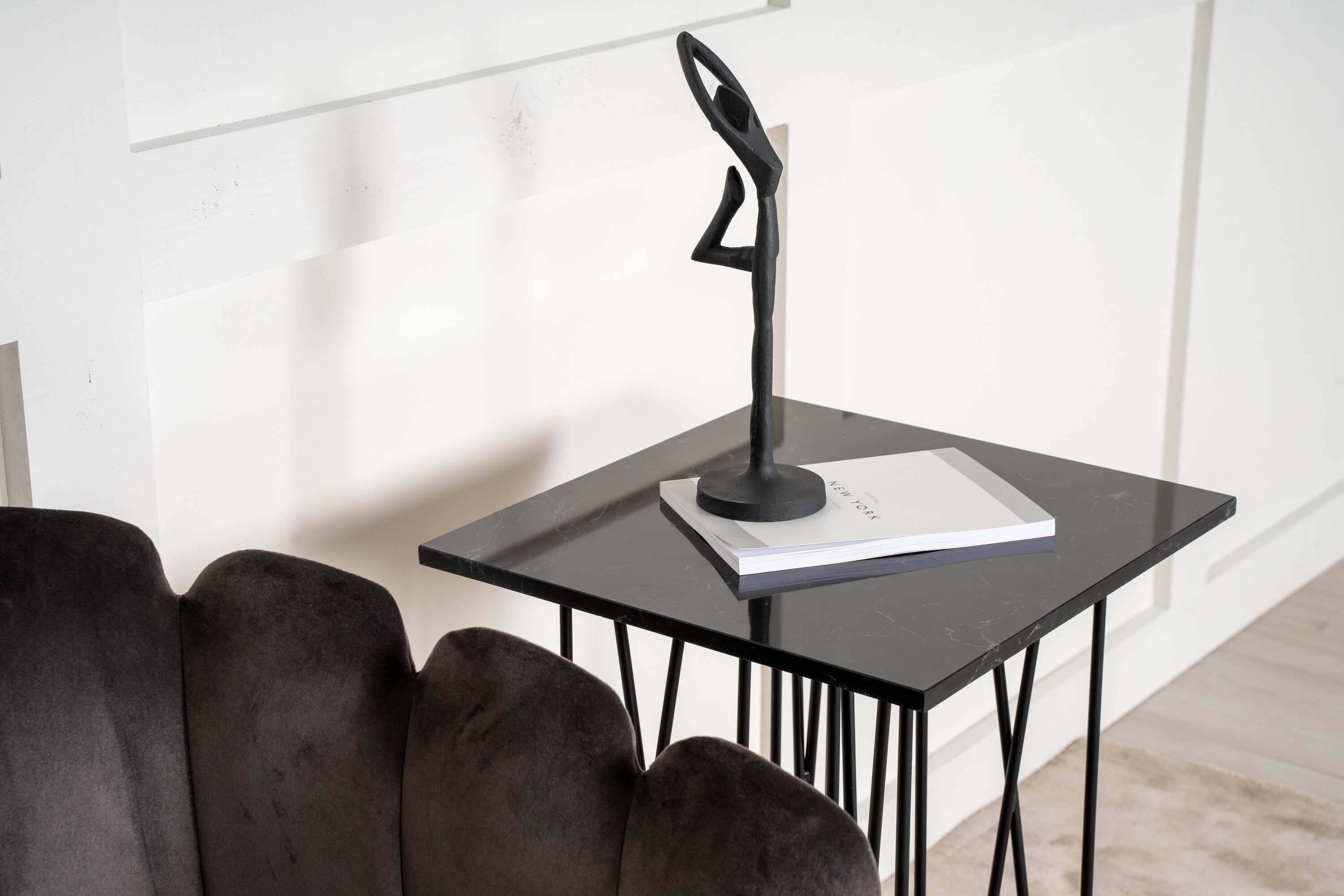 Détail du table d'appoint Stone noir 40 x 40 cm